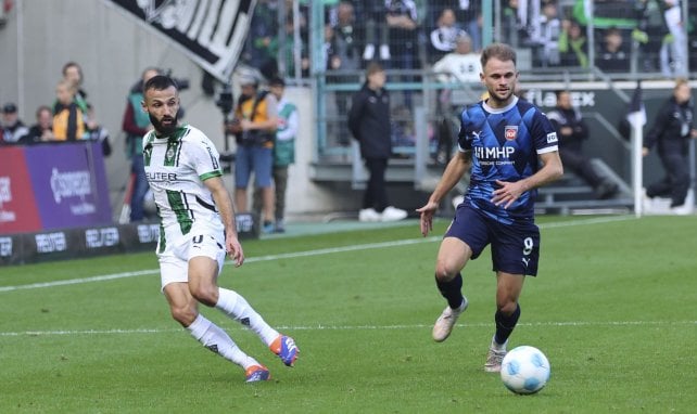 Leo Scienza (r.) am Ball gegen Franck Honorat (l.)