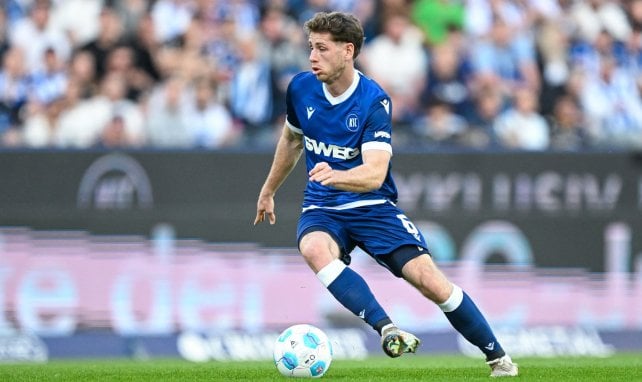 Leon Jensen treibt den Ball voran