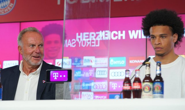 Leroy Sané (r.) mit Bayerns Vorstandsboss Karl-Heinz Rummenigge