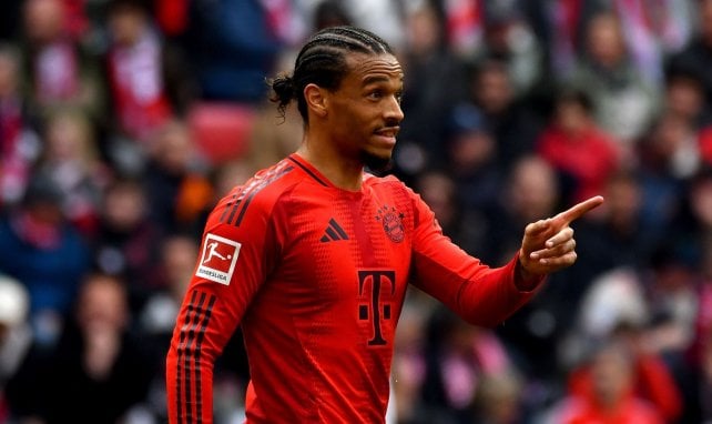 Leroy Sané zeigt mit dem Finger