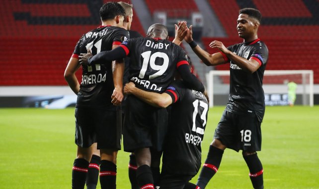 Die Spieler von Bayer Leverkusen bejubeln ein Tor