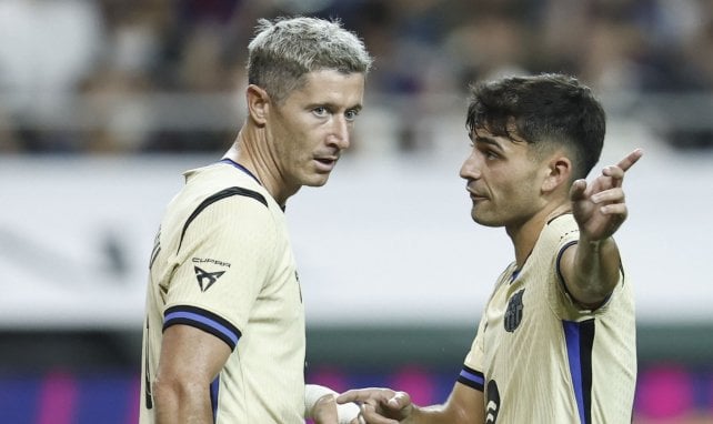 Pedri zeigt Robert Lewandowski den Weg