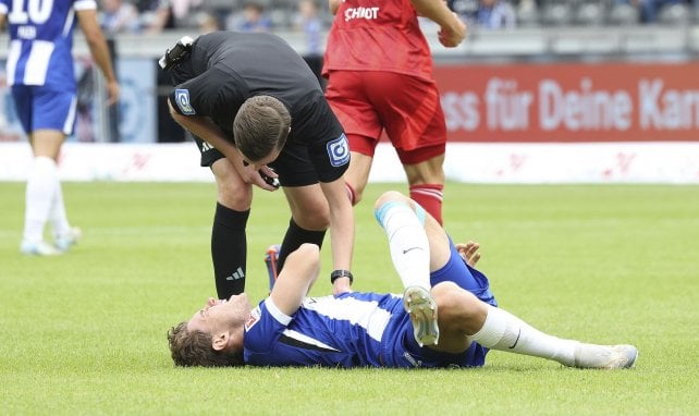 Linus Gechter liegt verletzt auf dem Boden