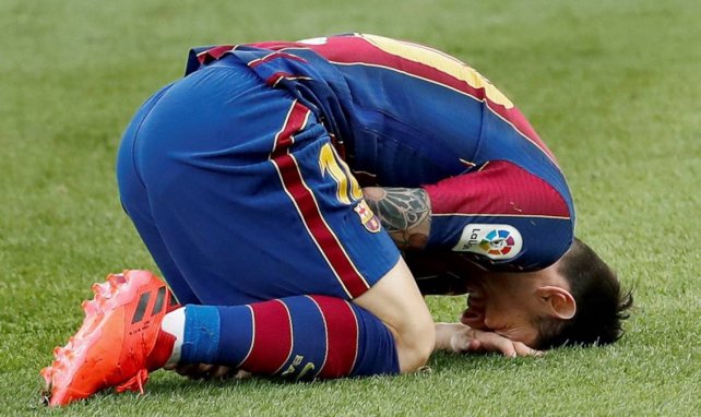 Lionel Messi krümmt sich vor Schmerzen