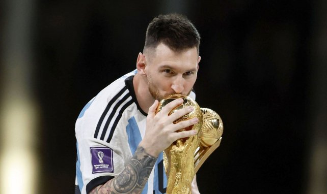 Lionel Messi küsst den WM-Pokal