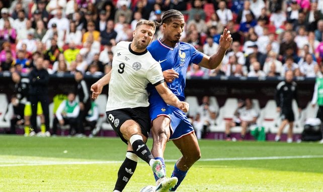 Loïc Badé im Zweikampf mit Niclas Füllkrug