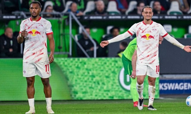 Loïs Openda und Xavi Simons auf dem grünen Rasen