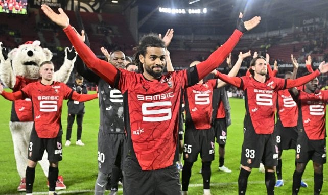 Lorenz Assignon feiert mit der Mannschaft und den Fans
