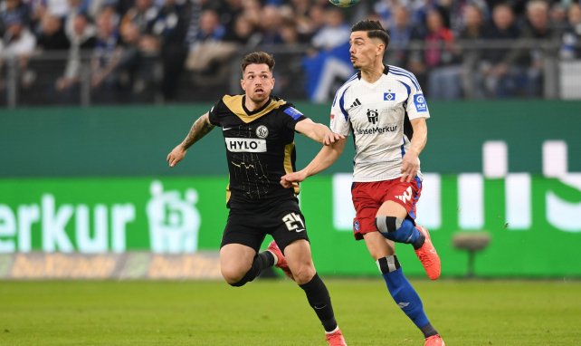 Luca Schnellbacher (l.) im Zweikampf