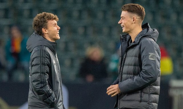 Luca Waldschmidt (l.) und Robin Koch im Kreise der deutschen Nationalmannschaft