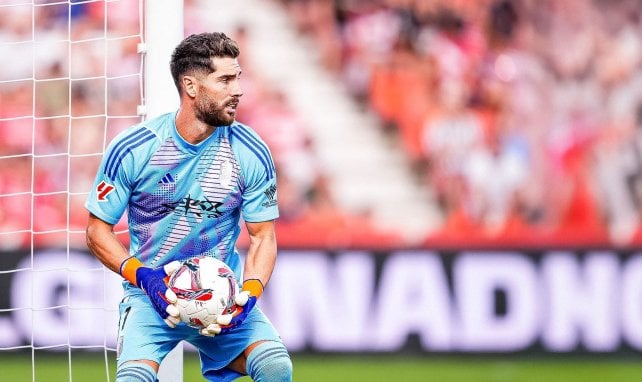 Luca Zidane hat den Ball in der Hand