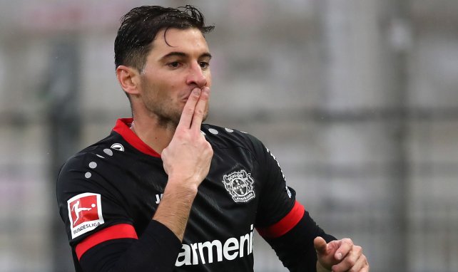 Lucas Alario feiert eines seiner Tore gegen den SC Freiburg