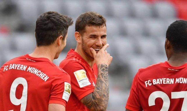 Lucas Hernández scherzt mit seinen Teamkollegen