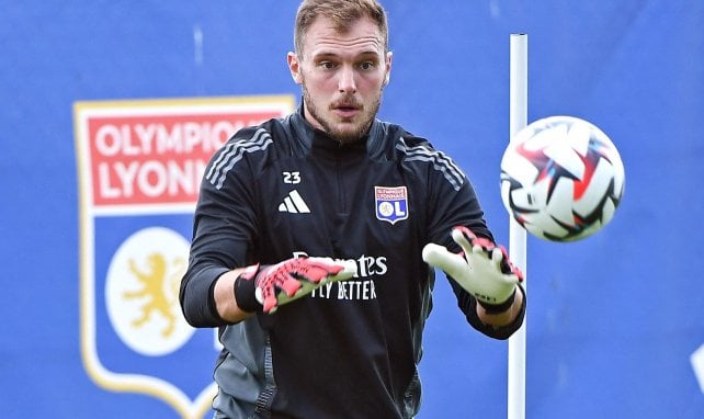Lucas Perri fängt den Ball