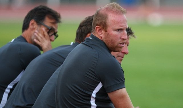 Ludovic Magnin sitzt unzufrieden auf der Trainerbank