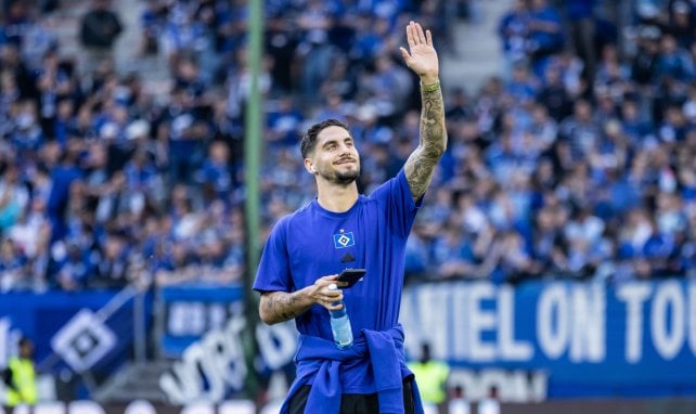 Ludovit Reis verabschiedet sich von den Fans des Hamburger SV