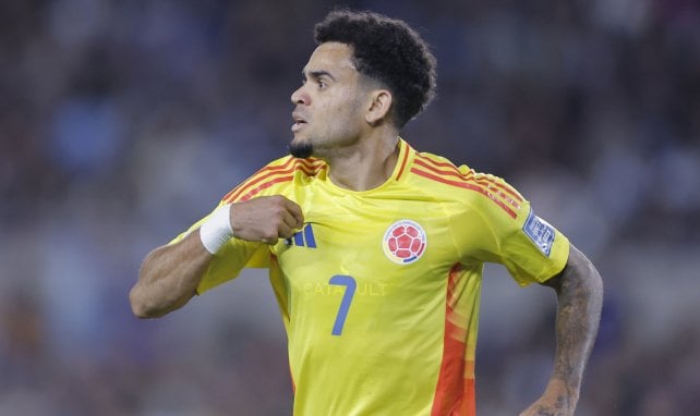 Luis Díaz zeigt auf sein Trikot