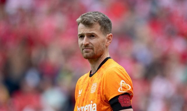 Lukas Hradecky beobachtet das Spielgeschehen