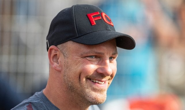 Lukas Kwasniok hat eine Kappe auf