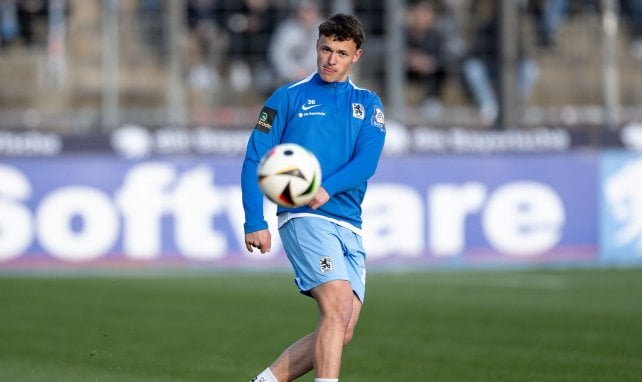 Lukas Reich schaut auf den Ball