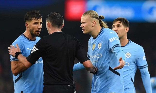 Die Spieler von Manchester City beschweren sich beim Schiedsrichter