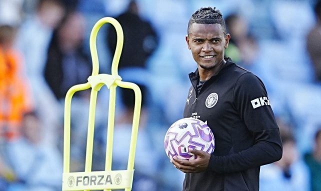 Manuel Akanji lacht während des Trainings