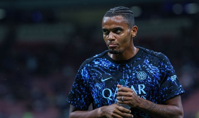 Manuel Akanji nimmt einen Schluck aus der Flasche