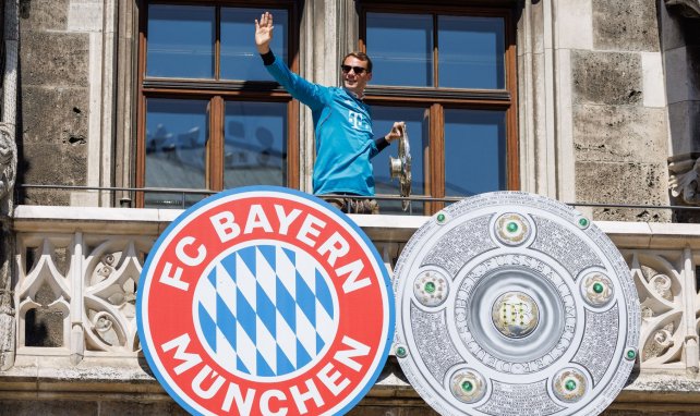 Manuel Neuer mit der Meisterschale auf dem Rathausbalkon