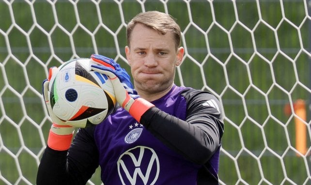 Manuel Neuer fängt den Ball