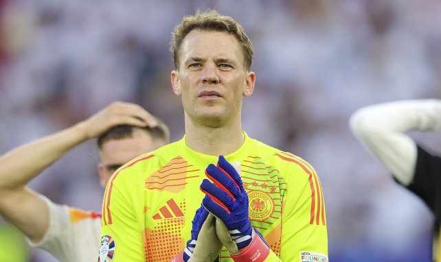 Manuel Neuer applaudiert den Fans