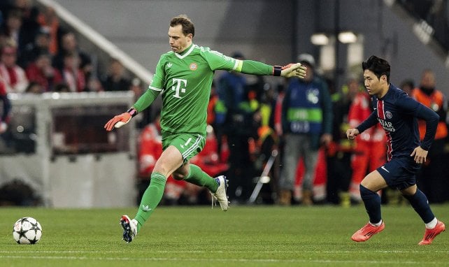 Manuel Neuer mit dem Ball am Fuß