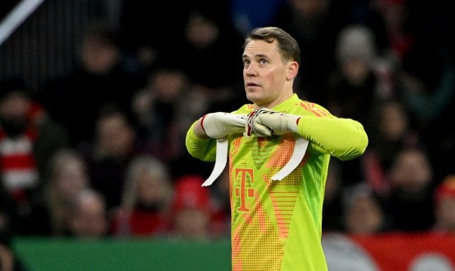 Manuel Neuer zieht die Handschuhe aus