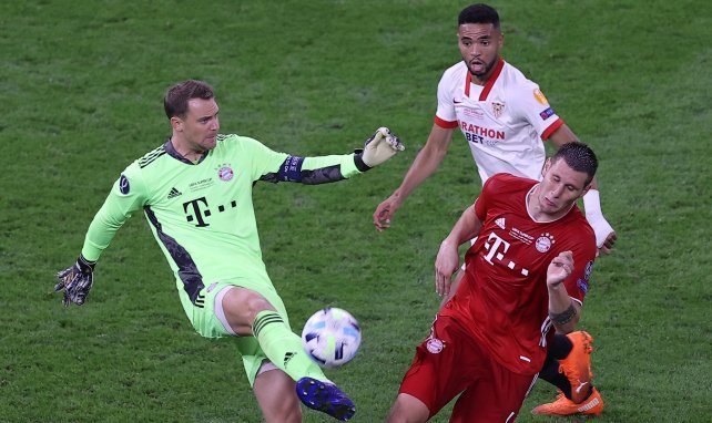 Manuel Neuer klärt vor Youssef En-Nesyri