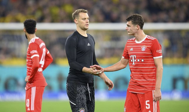 Manuel Neuer klatscht mit Benjamin Pavard ab