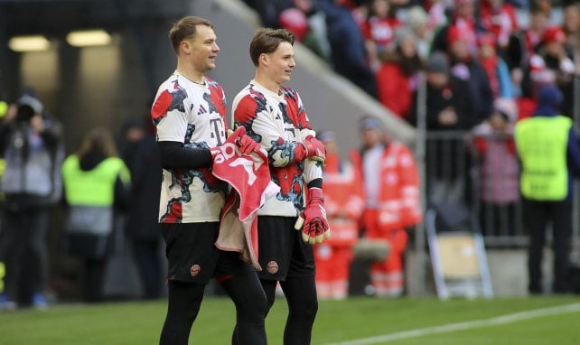 Manuel Neuer und Jonas Urbig wärmen sich auf