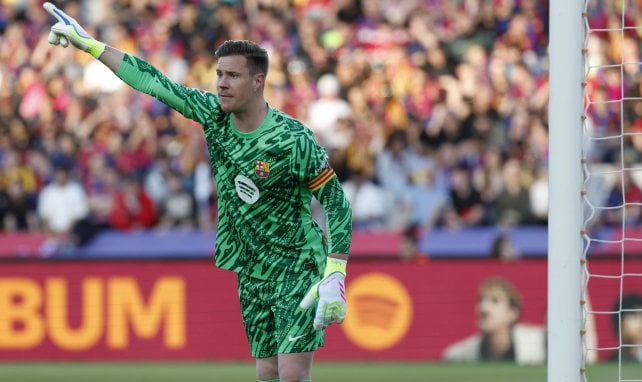 Marc-André ter Stegen gibt Anweisungen