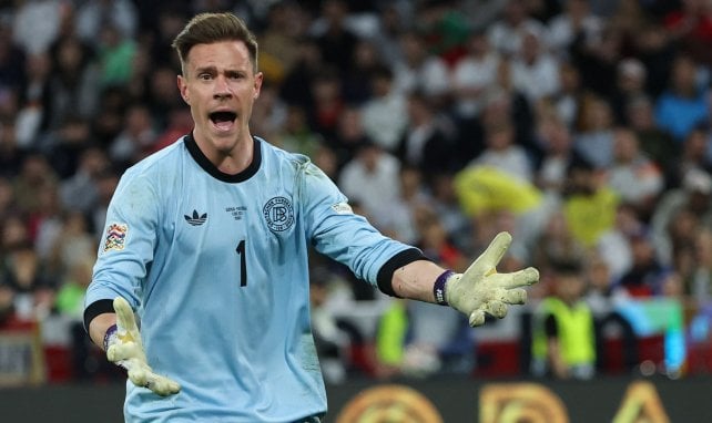 Marc-André ter Stegen beschwert sich beim Linienrichter