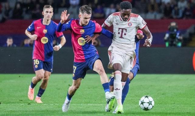 Marc Casadó (li.) im Zweikampf mit Alphonso Davies.