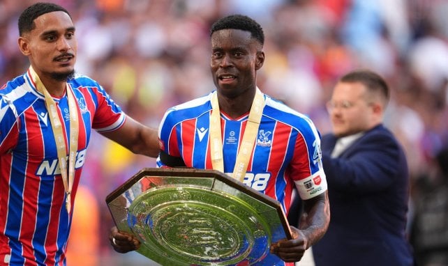 Marc Guéhi hebt den Community Shield hoch