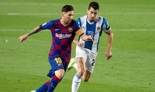 Marc Roca (r.) im Duell mit Lionel Messi