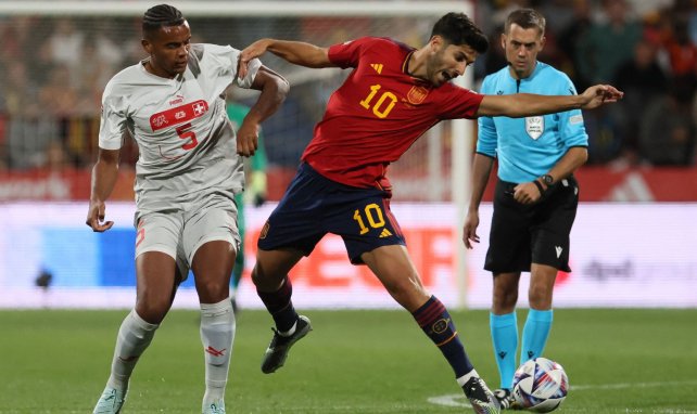 Marco Asensio (r.) im Duell mit Manuel Akanji (l.)