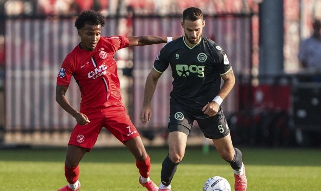 Marco Rente (r.) hat den Ball im Blick