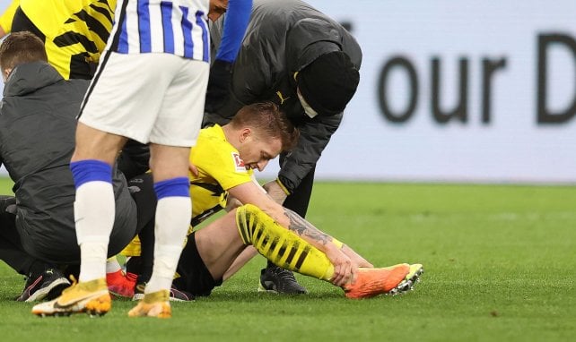 Marco Reus sitzt verletzt am Boden