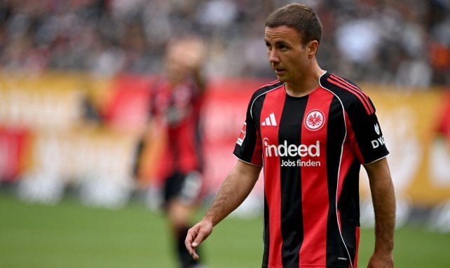 Mario Götze beobachtet die Situation
