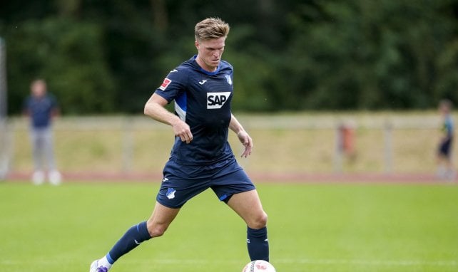 Marius Bülter mit dem Ball am Fuß