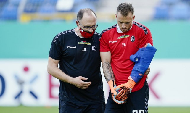 Mark Flekken verletzte sich in der ersten Runde des DFB-Pokals am Ellbogen