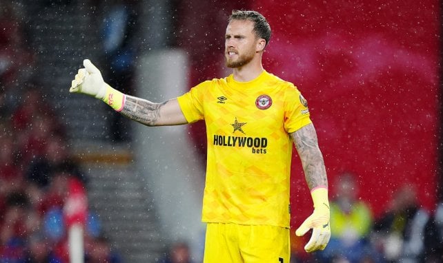 Mark Flekken im Trikot des FC Brentford