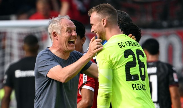 Freiburgs Trainer Christian Streich mit Torhüter Mark Flekken
