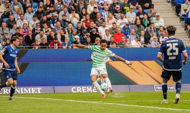Roberto Massimo nimmt den Ball volley