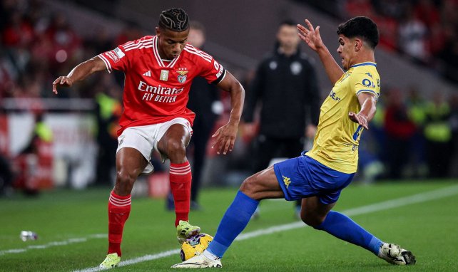 Mateus Fernandes (r.) versucht David Neres (l.) den Ball abzuluchsen